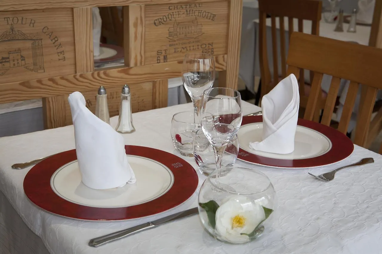 **  Logis Hotel Le Chrismas Châteaulin Fransa