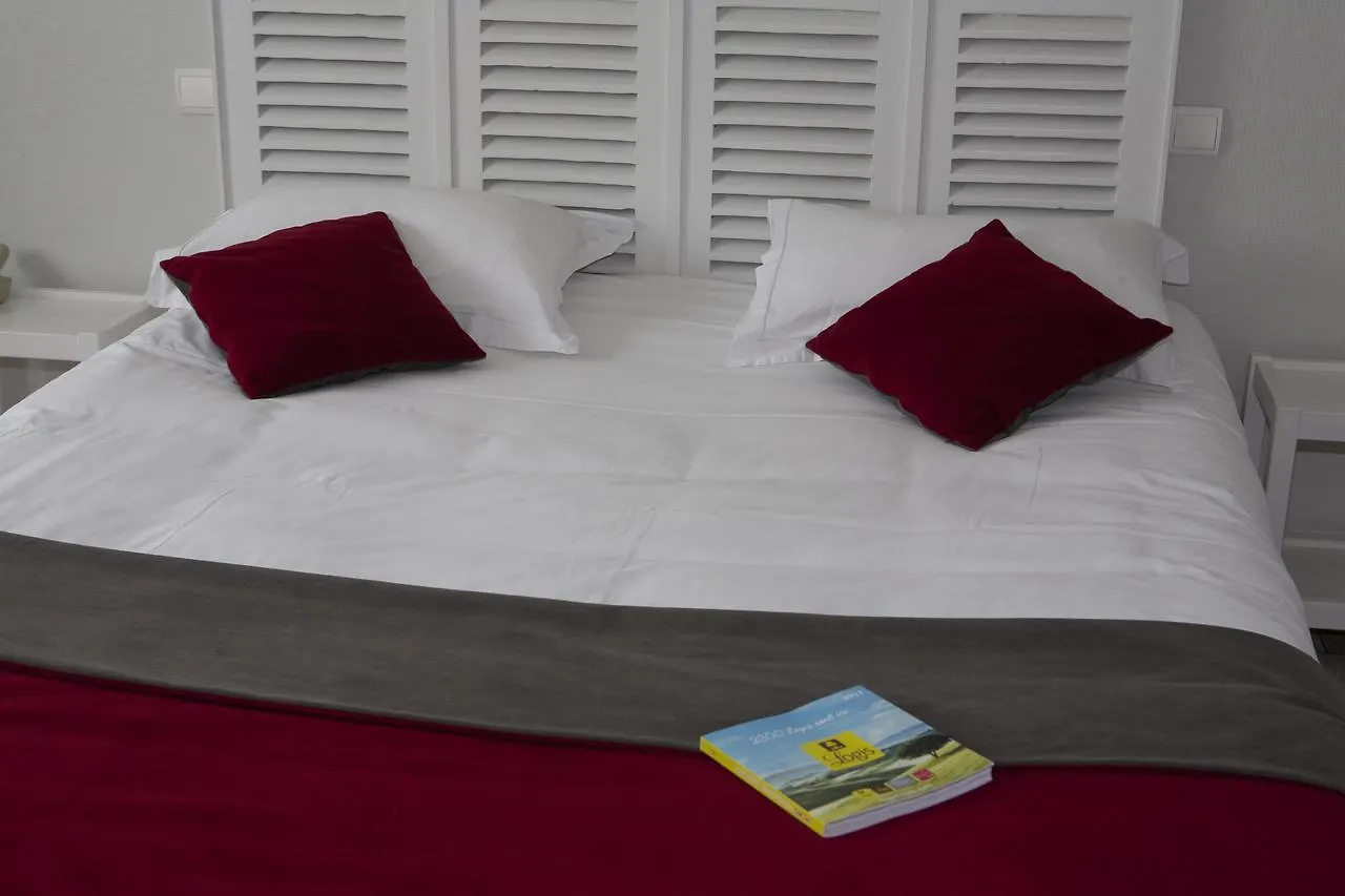 Logis Hotel Le Chrismas Châteaulin 2*,  Fransa